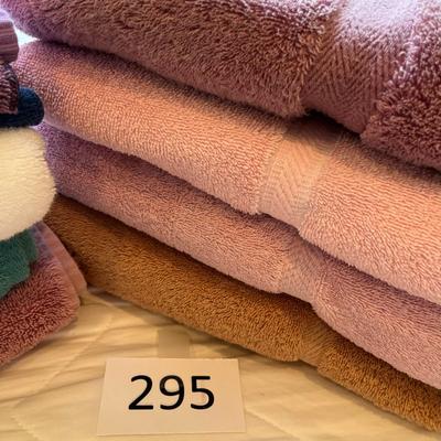 Lot of towels & wash cloths