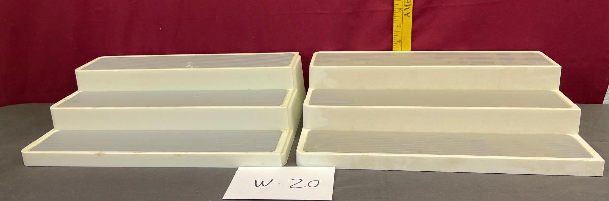 Set of 2 risers | EstateSales.org