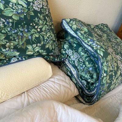 Queen Sized bed w/ Bedding