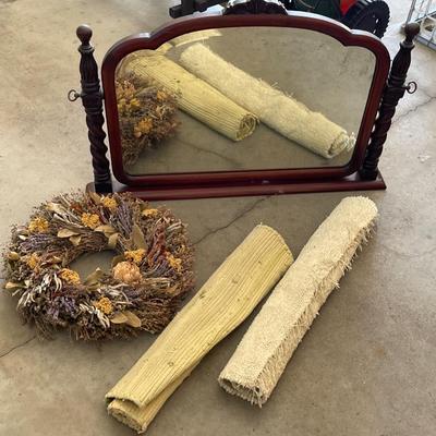 G47-Mirror, wreath and two rugs