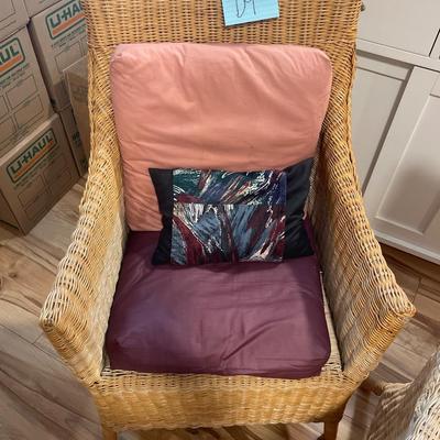D9-Wicker chair with pads and pillow