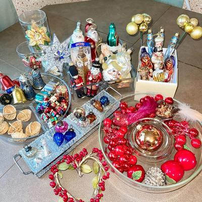 LOT 275  GROUP OF FIGURAL CHRISTMAS ORNAMENTS GLITTER BRITISH SANTAS BELLS MINIATURES KUGELS