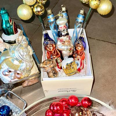 LOT 275  GROUP OF FIGURAL CHRISTMAS ORNAMENTS GLITTER BRITISH SANTAS BELLS MINIATURES KUGELS