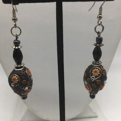 Beaded Shell Orange And Black Crafted Earrings