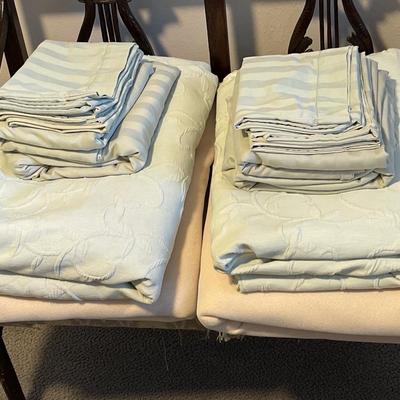 2B3-Two sets of twin sheets, blankets, and bed spread