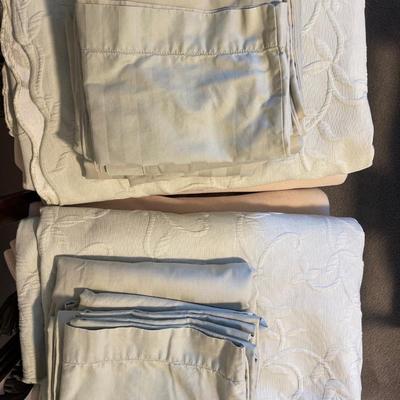 2B3-Two sets of twin sheets, blankets, and bed spread