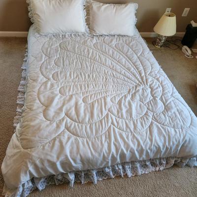 Full /queen bed spread 2 pillows