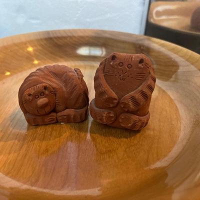 Set of cat figurines