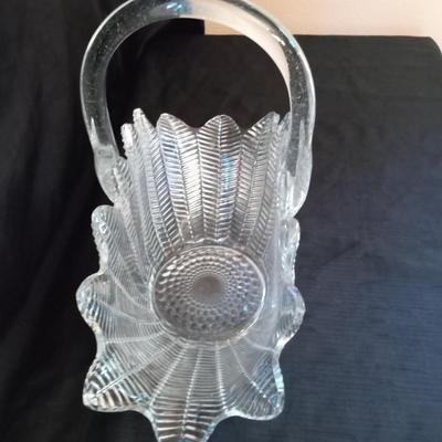LOT 24  GLASS BASKET WITH A FEATHER PATTERN