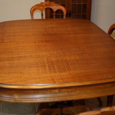 EARLY 20TH CENTURY RESTORED MAHOGANY DINING TABLE W/ FOUR CHAIRS OF CARVED GRAPES