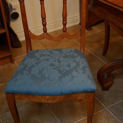 EARLY 20TH CENTURY RESTORED MAHOGANY DINING TABLE W/ FOUR CHAIRS OF CARVED GRAPES