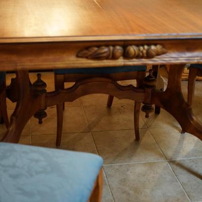 EARLY 20TH CENTURY RESTORED MAHOGANY DINING TABLE W/ FOUR CHAIRS OF CARVED GRAPES