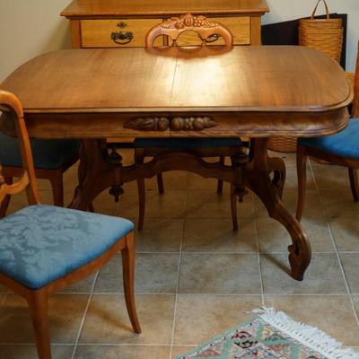 EARLY 20TH CENTURY RESTORED MAHOGANY DINING TABLE W/ FOUR CHAIRS OF CARVED GRAPES