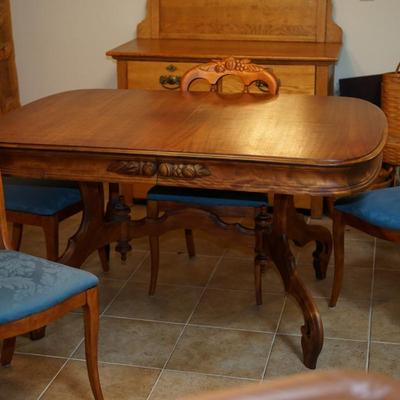 EARLY 20TH CENTURY RESTORED MAHOGANY DINING TABLE W/ FOUR CHAIRS OF CARVED GRAPES