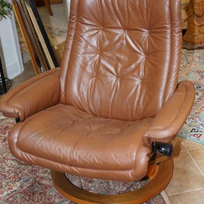 EKORNES STRESSLESS CHAIR IN BROWN LEATHER. NO OTTOMAN