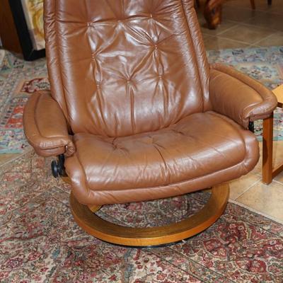 EKORNES STRESSLESS CHAIR IN BROWN LEATHER. NO OTTOMAN
