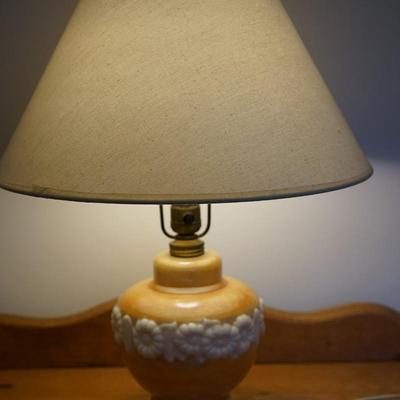 COSMOS GLASS TABLE LAMP IN YELLOW /GOLD TONE WITH WHITE FLOWERS