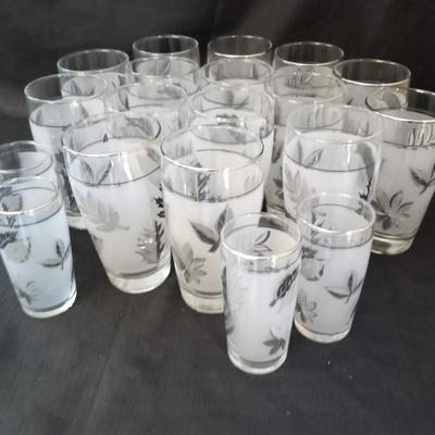 LOT 15  VINTAGE LIBBEY FROSTED SILVER LEAF DRINKING GLASSES