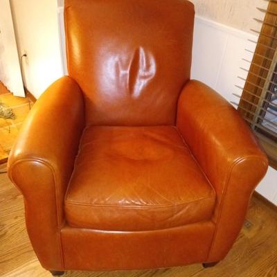 LOT 86  ARMED LEATHER LOUNGE CHAIR WITH OTTOMAN