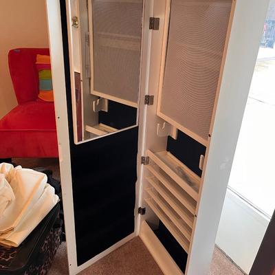 Jewelry cabinet