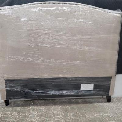 Bed 3
Queen linen blend Lisa bed with nailheads platform style with side rails and slats
Luxury brand NOT Wayfair
Queen, H59"...