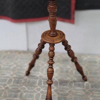 Antique knitting table
H32" W12.5"
$799