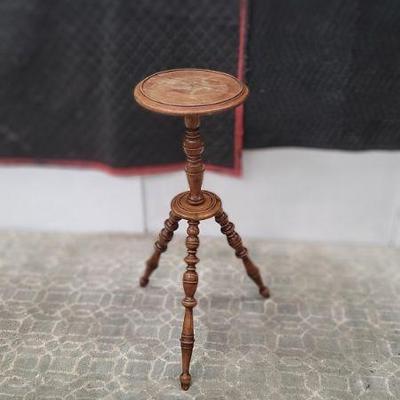 Antique knitting table
H32" W12.5"
$799