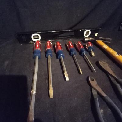 LOT 13 SCREWDRIVER SET & HANDTOOLS