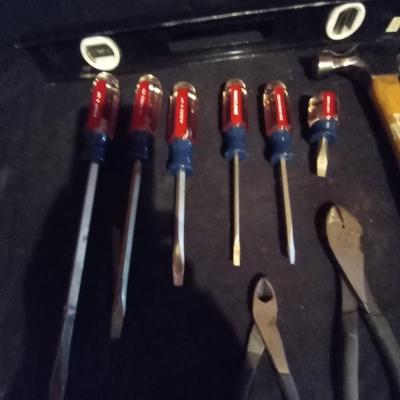 LOT 13 SCREWDRIVER SET & HANDTOOLS