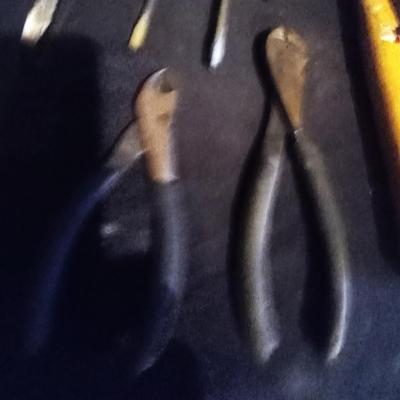 LOT 13 SCREWDRIVER SET & HANDTOOLS