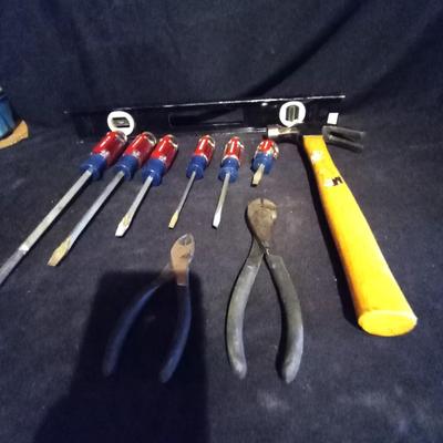 LOT 13 SCREWDRIVER SET & HANDTOOLS