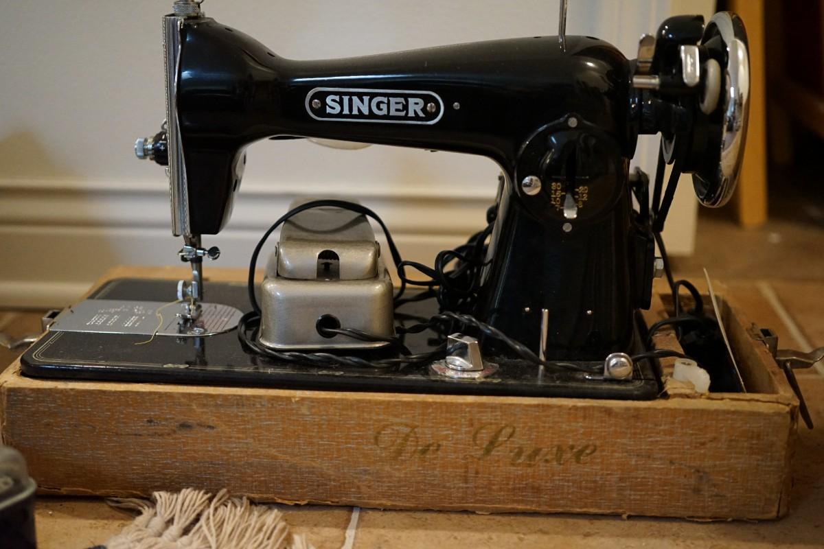 VINTAGE SINGER TABLE TOP SEWING MACHINE "PRECISION" MODEL /WITH CASE