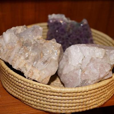 GROUPING OF THREE MINERAL ROCKS, AMETHYST, QUARTZ AND CRYSTAL OF NATURAL FORM