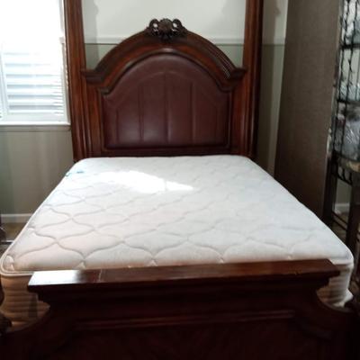 LOT 6  COMPLETE QUEEN SIZE 4 POSTER BED