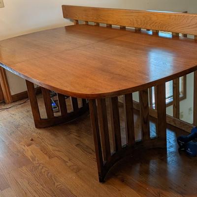 Beautiful MCM Dining Table with 2 Leaves