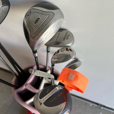 Set of ladies golf clubs and bag