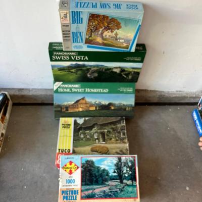 Lot of vintage puzzles
