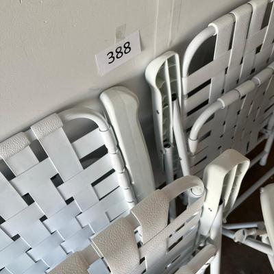 Set of 4 White lawn chairs