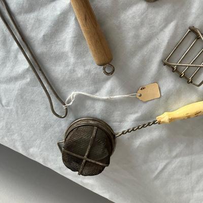 Lot of vintage wire utensils