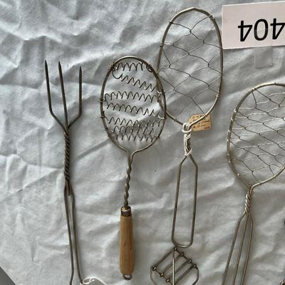Lot of vintage wire utensils