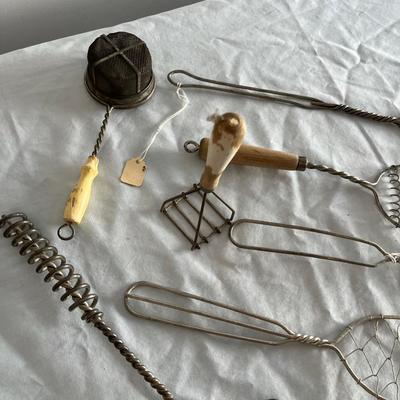 Lot of vintage wire utensils