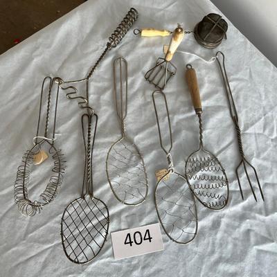 Lot of vintage wire utensils