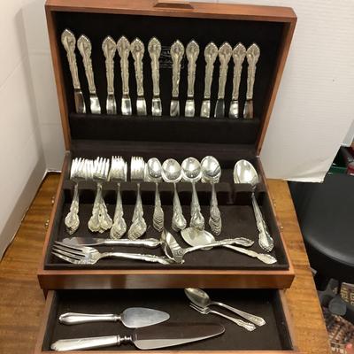J1327 76 pc set of Grandeur Sterling Silver Flatware Set