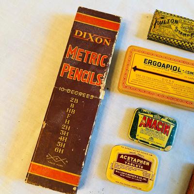 Lot of vintage Tins