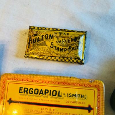 Lot of vintage Tins