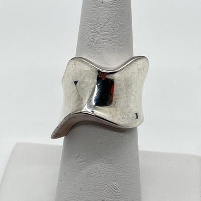 LOT 19: Arte d'Argento Sterling Silver Bold Wavy Ring - Size 7