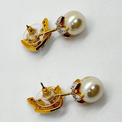 LOT 35: Changeable Simulated Pearl Jaqueline Kennedy Pierced Floral Earrings