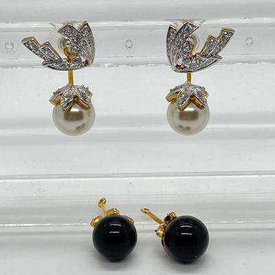 LOT 35: Changeable Simulated Pearl Jaqueline Kennedy Pierced Floral Earrings