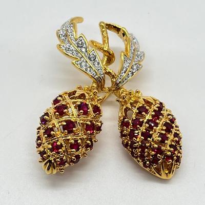 LOT 45: Jaqueline Kennedy Dual Berry Pin