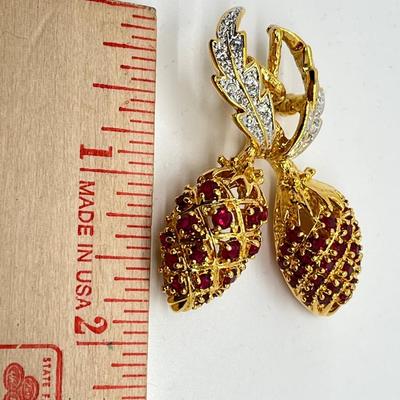 LOT 45: Jaqueline Kennedy Dual Berry Pin